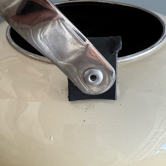 Le Creuset Enamel on Steel Classic Tea Kettle with Stay-Cool Folding Handle. OS - Picture 5 of 9